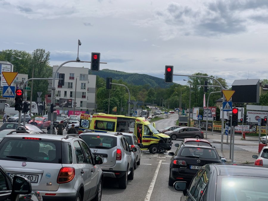 Poważny wypadek na ruchliwym skrzyżowaniu. Karetka jechała na sygnale! - foto