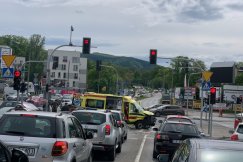 Poważny wypadek na ruchliwym skrzyżowaniu. Karetka jechała na sygnale! - foto