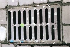 Odkurzacz elektryczny na 11 Listopada nie daje rady. Niedopałki są wszędzie