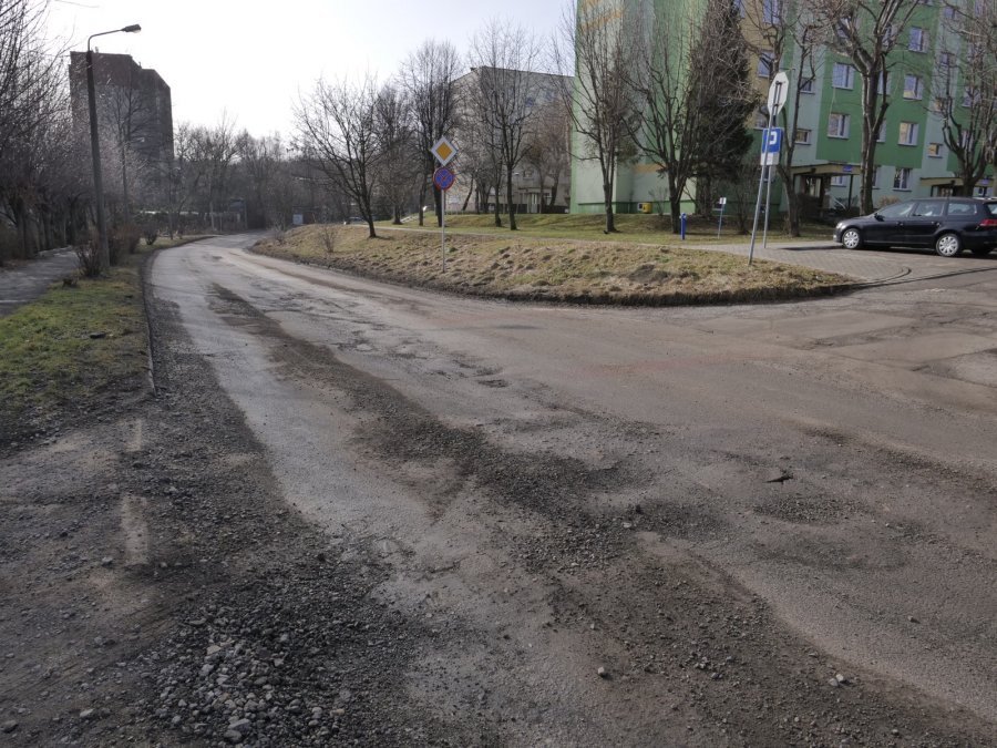 Dość łatania dziur na Tańskiego i Skrzydlewskiego. Będzie nowy beton asfaltowy