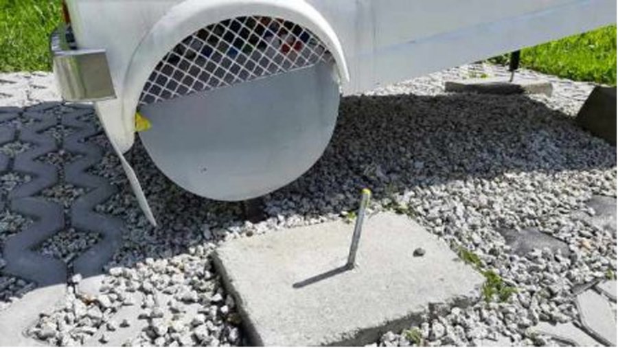Wandale na os. Słonecznym. Wyrwali malucha z betonowej podstawy! - foto