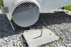 Wandale na os. Słonecznym. Wyrwali malucha z betonowej podstawy! - foto