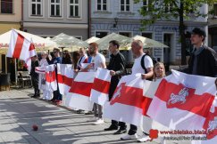 Biało-czerwono-biała akcja na bielskim Rynku. Solidarność z Białorusinami - foto