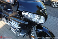 Zderzenie motocyklisty z osobówką. Sprawca zignorował podwójną linię ciągłą - foto