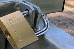 Szlaban na parkingu. Wjazd tylko dla posiadaczy płatnego abonamentu