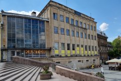 Handel używanymi ciuchami w centrum miasta. Komu przeszkadzają szmateksy?