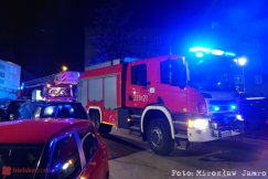 Strażacy w wieżowcu. Zgłoszenie pożaru na wysokim piętrze - foto