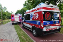 Człowiek w korycie rzeki. Poszkodowanego wyciągnęli strażacy - foto