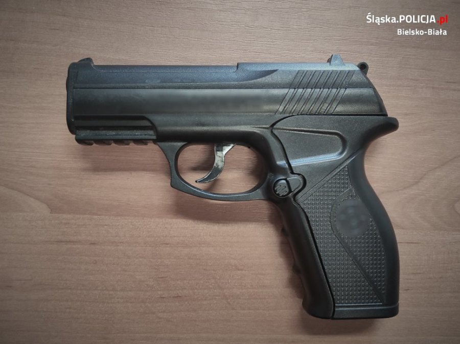 Z samochodu ostrzelał wiaty przystankowe. Policja odnalazła pistolet