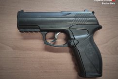 Z samochodu ostrzelał wiaty przystankowe. Policja odnalazła pistolet