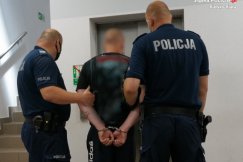 Akcja policji w bielskiej Straconce. W aucie zatrzymanych znaleziono podejrzany bagaż - foto
