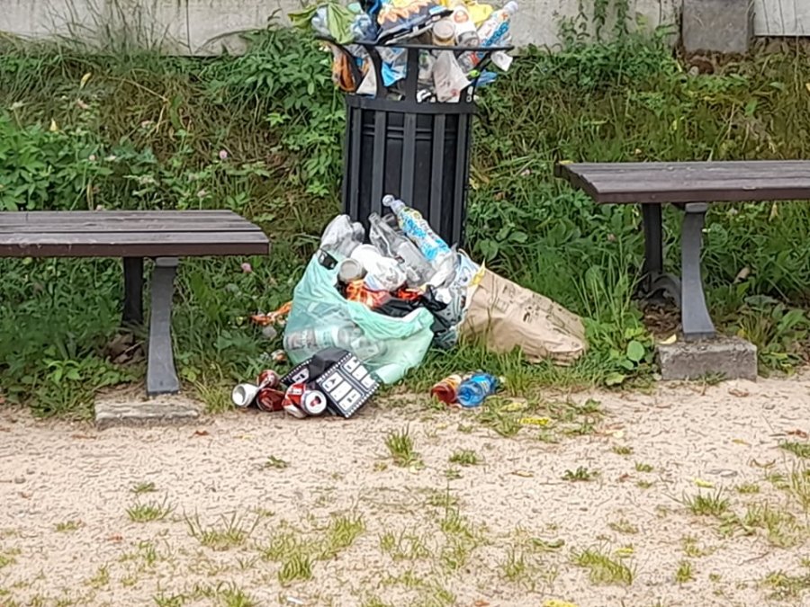 Reprezentacyjne miejsce w Bielsku-Białej. Śmieci i zamknięty parking