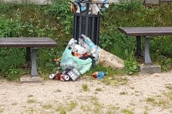 Reprezentacyjne miejsce w Bielsku-Białej. Śmieci i zamknięty parking