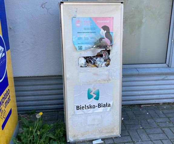 Zdewastowany maskomat. "Nigdy nie widziałem, żeby tam były maseczki"