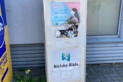 Zdewastowany maskomat. "Nigdy nie widziałem, żeby tam były maseczki"