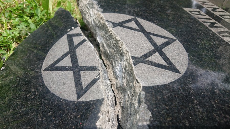 Masowa dewastacja nagrobków na cmentarzu żydowskim. Doszło do profanacji ZDJĘCIA