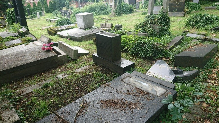 Zbiórka na renowację cmentarza żydowskiego. "Akt antysemityzmu i chuligaństwa"