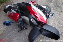 Najechał na tył osobówki. Przekoziołkował przez kierownicę motoroweru - foto