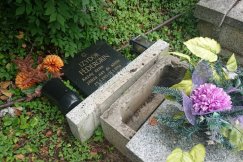 Wandale sprzątali zniszczony cmentarz. To nie kara sądu, a inicjatywa rodziców