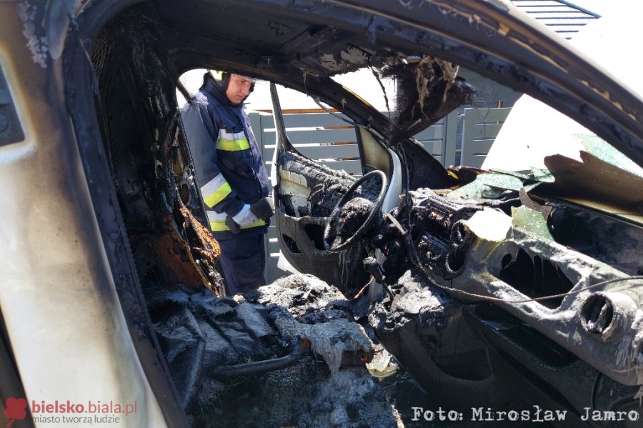 Spłonął samochód w Starym Bielsku. Zapaliło się od instalacji elektrycznej - foto
