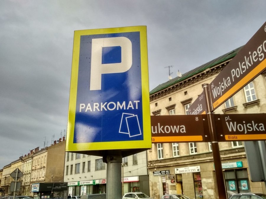 Parking dla urzędników, a nie mieszkańców. Coraz trudniej o wolne miejsca