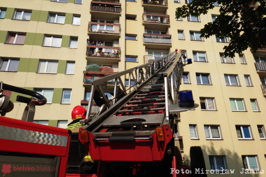 Strażacy w wieżowcu przy Andrychowskiej. Tlenek węgla w czterech mieszkaniach - foto