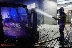 Pożar wózka widłowego. Ogień próbowali ugasić pracownicy - foto