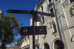 W centrum wisi kolejna tabliczka z błędami. "Citi" hall i "turist" information - foto