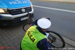 Potrącenie rowerzysty na rondzie. Poszkodowanego odwieziono do szpitala - foto