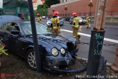 Spektakularny "dzwon" na Zamkowej. Jaguar uderzył w słup - foto