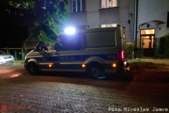 Nocny hałas na tarasie. Ktoś wybił szybę w oknie i wszedł do mieszkania - foto
