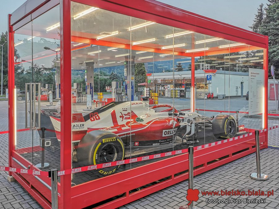 Bolid F1 w Bielsku-Białej. Wyścigówka zespołu Roberta Kubicy stoi na stacji Orlen - foto