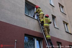 Wyciek gazu w wieżowcu. Strażacy weszli do mieszkania przez okno - foto