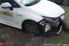 Zderzenie osobówki z taksówką. Uszkodzona nowa hybryda - foto