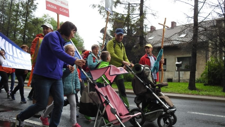 Bielszczanie idą na Jasną Górę. Liczbę pielgrzymów wyznaczył inspektor sanitarny - foto