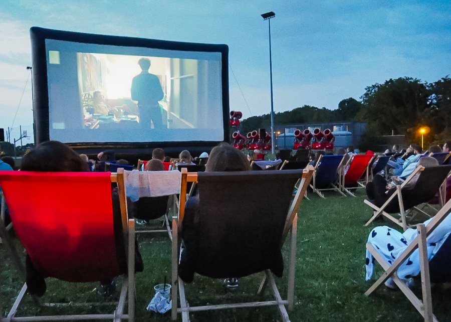 Komedia obok dolnej stacji kolei na Dębowiec. „I znowu zgrzeszyliśmy, dobry Boże”