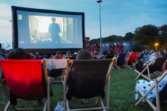 Komedia obok dolnej stacji kolei na Dębowiec. „I znowu zgrzeszyliśmy, dobry Boże”