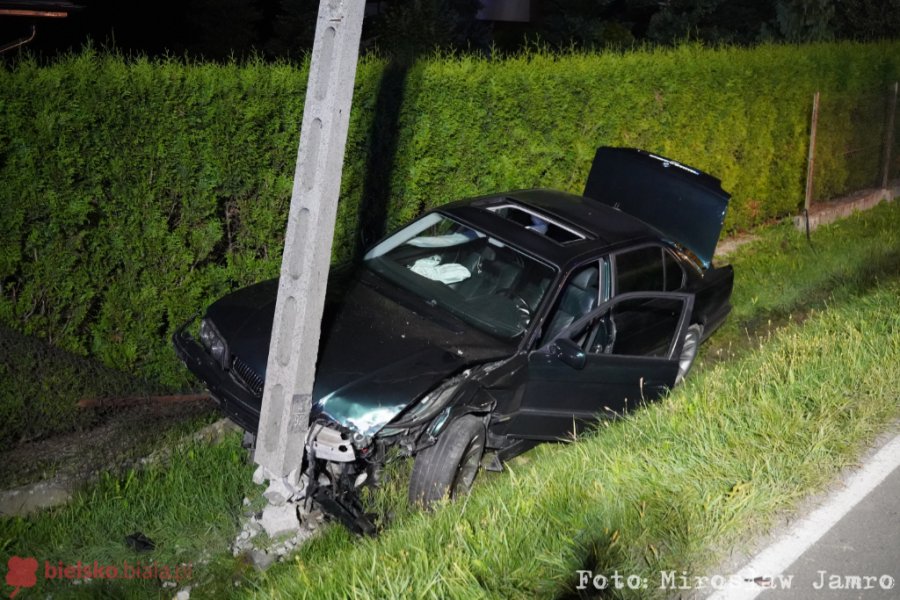 Zderzenie dwóch aut. BMW uderzyło w betonowy słup - foto