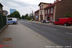 Kolizja na chodniku. Trafiła w firmowe auto - foto