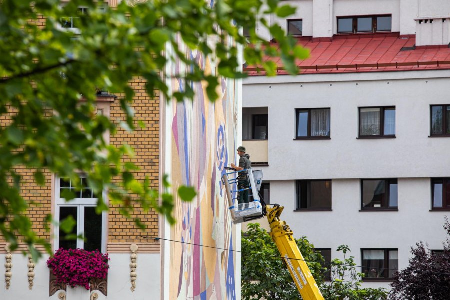 Pięknieje ściana obok ratusza. W dniu odsłonięcia będzie pięknie podświetlona ZDJĘCIA