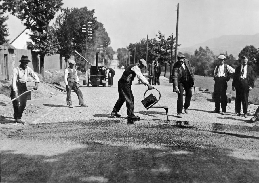 Budowlaniec pod krawatem. Zdjęcia z modernizacji Cieszyńskiej 90 lat temu