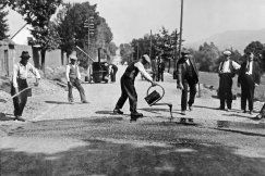 Budowlaniec pod krawatem. Zdjęcia z modernizacji Cieszyńskiej 90 lat temu