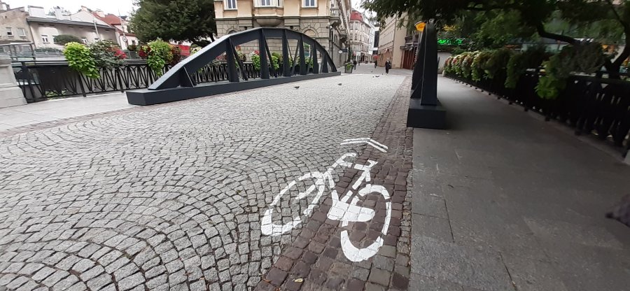 Uwaga kierowcy i piesi w centrum Bielska-Białej. Na ulicach pojawiają się piktogramy - foto