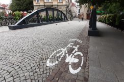 Uwaga kierowcy i piesi w centrum Bielska-Białej. Na ulicach pojawiają się piktogramy - foto
