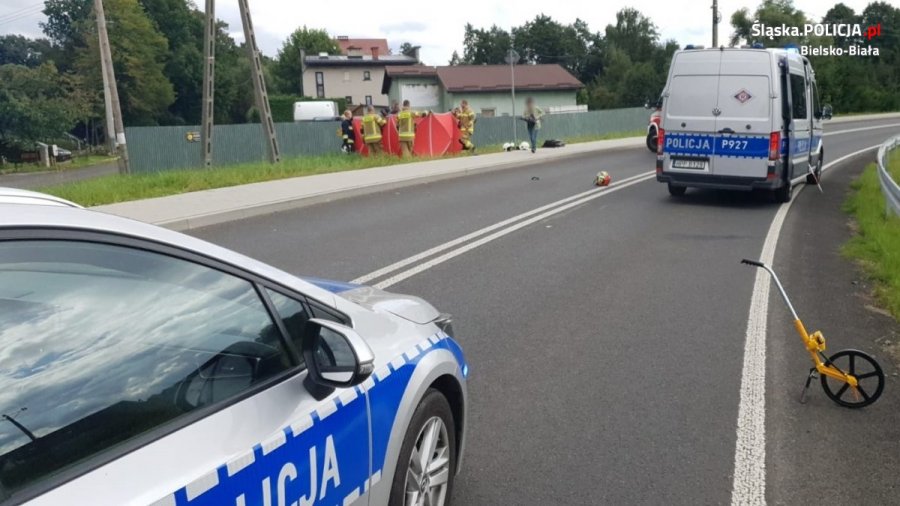 Motocyklista uderzył w słup i ogrodzenie posesji. Zginął na miejscu - foto