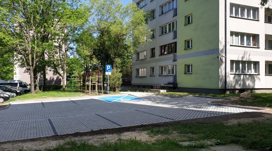 Nowy parking dla mieszkańców na osiedlu Kopernika. Wokół zieleń i drzewa - foto