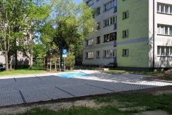 Nowy parking dla mieszkańców na osiedlu Kopernika. Wokół zieleń i drzewa - foto