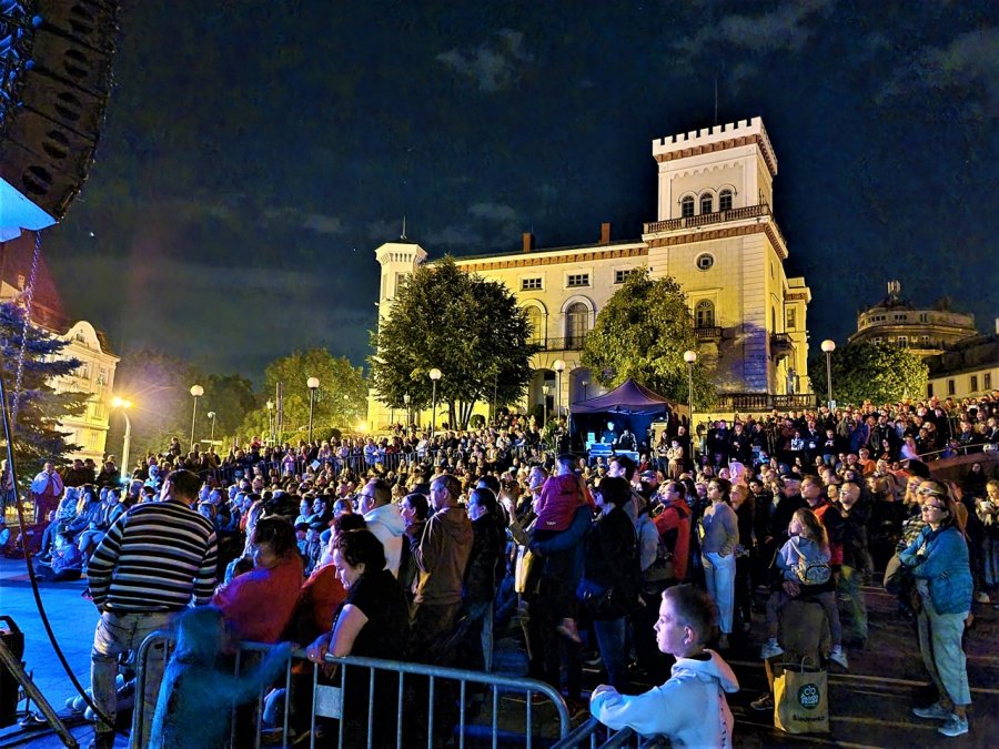 Tłumy widzów na placu Chrobrego. Ruchoma kamienica przy ul. Mickiewicza ZDJĘCIA