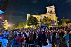 Tłumy widzów na placu Chrobrego. Ruchoma kamienica przy ul. Mickiewicza ZDJĘCIA