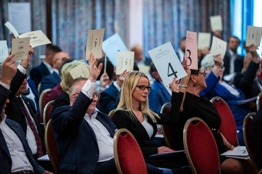 Niebezpieczne ingerencje w samorządność. Ostra krytyka działań rządu